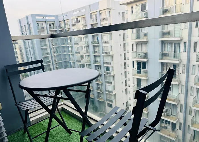 One Palm Tree Apartment