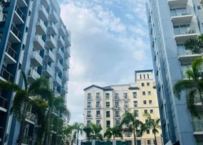 One Palm Tree Apartment *