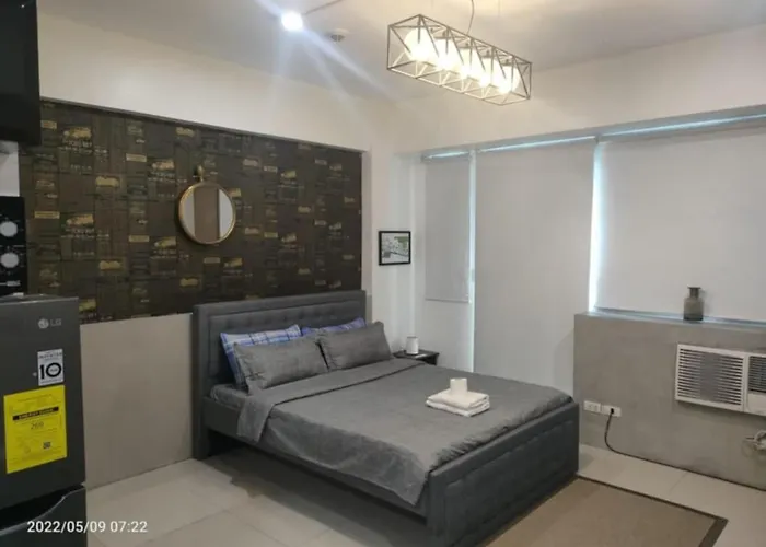 One Palm Tree Apartment